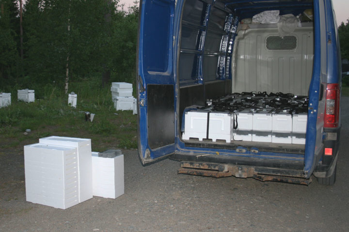 Pakettiautoon pakattuja jaokepesiä